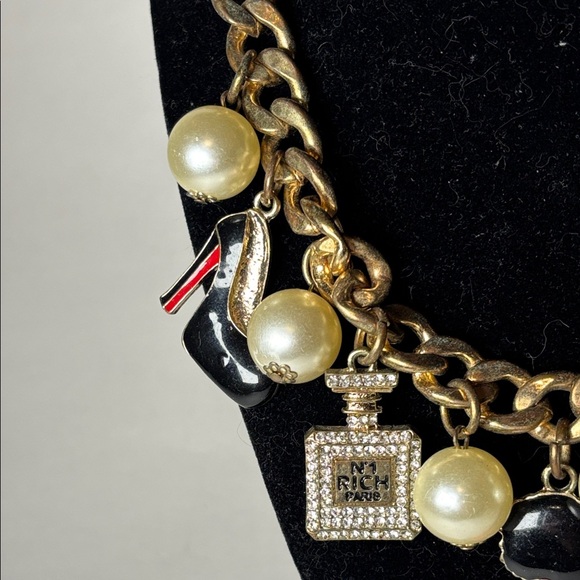 Elegant Gold Tone Chunky  Charm Necklace with Fun Dangle Charms 17” with ext - Picture 4 of 7